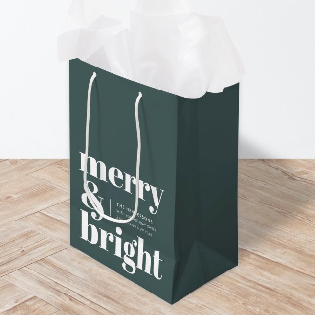 Merry und Bright | Stilvolle Forest Green Christma Mittlere Geschenktüte (Add a cheerful twist to your Christmas gifts with this bold red Merry & Bright present bag)
