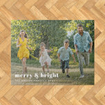 Merry und Bright | Stilvolle Weihnachten im Foto<br><div class="desc">Ein stilvolles, modernes Foto-Puzzle mit einem kühlen Retro-Typografie-Zitat "frry & bright" in Weiß. Die Begrüßung, der Name und die Nachricht lassen sich einfach für eine persönliche Touch anpassen. Ein trendiges, minimalistisches und zeitgenössisches Design, das sich in dieser Ferienzeit auszeichnet! Das abgebildete Bild dient nur zur Veranschaulichung, um durch Ihr eigenes...</div>