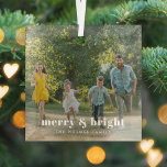Merry und Bright | Stilvolle Weihnachten im Foto Ornament Aus Glas<br><div class="desc">Ein stilvolles, modernes Foto mit einem kühlen Retrotipografie-Zitat "fröhlich & hell" in Weiß über einem vollen Foto. Der Gruß, Name und Jahr lassen sich einfach für eine persönliche Touch anpassen. Ein trendiges, minimalistisches und zeitgenössisches Design, das sich in dieser Ferienzeit auszeichnet! Das abgebildete Bild dient nur zur Veranschaulichung, um durch...</div>