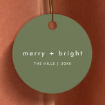 Merry und Bright | Trendy Moss Green Christmas Geschenkanhänger<br><div class="desc">Einfache,  stilvolle,  trendige "fröhliche   helle" Weihnachtsgeschenke mit moderner minimalistischer Typografie in Weiß auf dunkelmoosgrünem Hintergrund. Die Begrüßung,  Familienname & Jahr lassen sich einfach für eine persönliche Touch anpassen. Eine sonderbare,  einzigartige Weihnachtskarte,  um sich von der Masse abzuheben!</div>