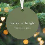 Merry und Bright | Trendy Moss Green Christmas Ornament Aus Metall<br><div class="desc">Einfache,  stilvolle und trendige Weihnachtsbaumschmuck mit moderner minimalistischer Typografie in Weiß auf dunkelmoosgrünem Hintergrund. Die Begrüßung,  Familienname & Jahr lassen sich einfach für eine persönliche Touch anpassen. Eine sonderbare,  einzigartige Weihnachtskarte,  um sich von der Masse abzuheben!</div>