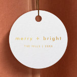 Merry und Bright | Weiß und Gold Minimal einfach Geschenkanhänger<br><div class="desc">Einfache,  stilvolle,  trendige Goldfolie "fröhlich   hell" Weihnachtsgeschenktafeln mit moderner minimalistischer Typografie in Gold auf einem schlichten,  weißen Hintergrund. Der Gruß,  Familienname und das Jahr lassen sich einfach für eine persönliche Touch anpassen. Ein einzigartiges Weihnachtsdesign,  das sich von der Masse abhebt!</div>