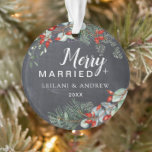 Merry Verheiratet Chalkboard Berry Foliage Ornamen Ornament<br><div class="desc">Dieses rustikale Ornament ist perfekt für ein frisch vermähltes Paar. Es ist mit einem Holzboden versehen,  mit winterfarbenen Blätter in Aquarelltönen und roten Beeren.</div>
