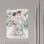 Merry & Verheiratet New Weds Erstes Weihnachtsfest Magnet<br><div class="desc">Elegante und romantische Wirble Kalligraphie-Schrift mit Foto. Für eine weiter gehende Anpassung dieses Designs klicken Sie bitte auf den BUTTON BLAU DESIGN TOOL oben!</div>