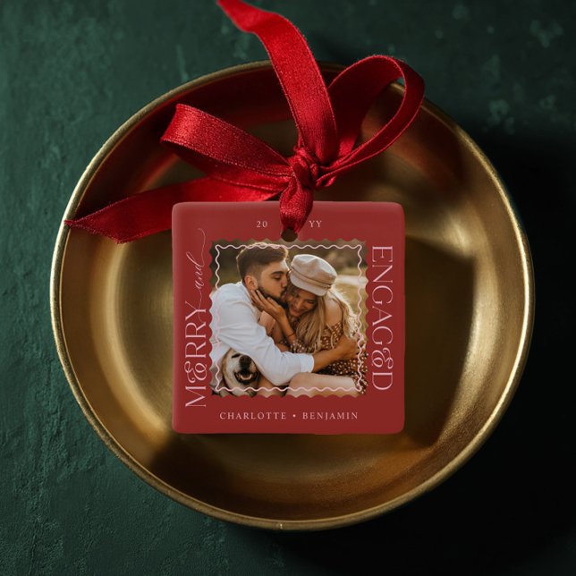 Merry & Verlobt Modern Minimal Wavy Foto Keepake Keramikornament (Merry & Engaged Modern Minimal Wavy Photo Keepsake Ceramic Ornament)