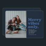 Merry vibes nur Spaß Retro Marine Foto Feiertagskarte<br><div class="desc">Nur in dieser Feriensaison erfreut! Senden Sie eine lustige Retro-Urlaubskarte mit diesem einstöckigen marineblauen Design aus einem Foto. Der wirbelblaue Typ liest "Nur merry vibes" und hat auch Platz für eine individuelle Nachricht, Namen und Jahr. Der koordinierende Rücken ist eine passende Marine mit einer bedrückten Textur, um das Vintage Aussehen...</div>