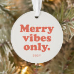 Merry vibes nur Spaß Retro-Urlaub Foto 2022 Ornament<br><div class="desc">Nur in dieser Urlaubssaison strahlt es ein gemütliches Ambiente aus! Feiern Sie alles Gute mit diesem lustigen Retro-Rot- und Weißschmuck mit Foto und individuellem Text. Der Rückgabetyp lautet "nur fröhliche Tiere" und hat auch Platz für Namen und Jahr oder Nachricht. Auch die unterhaltsamen Retrofarben und -cremes sind eine Vintage Touch....</div>