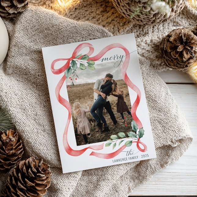 Merry Watercolor Bow Frame Ein Foto Weihnachten (Whimsical watercolor red ribbon bow with holly greenery Merry Christmas unique photo Holiday Card)