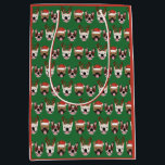 Merry Woofmas French Bulldogs Christmas Heads Mittlere Geschenktüte<br><div class="desc">Eine lustige Illustration der französischen Bulldogs,  die in Weihnachtsbekleidung verkleidet sind. Perfekt für alle Liebhaber von Haustieren!</div>