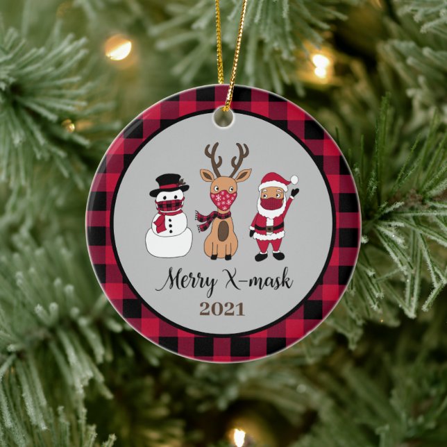 Merry X-Mask Funny Buffalo Kariert Santa Keramik Ornament (Baum)