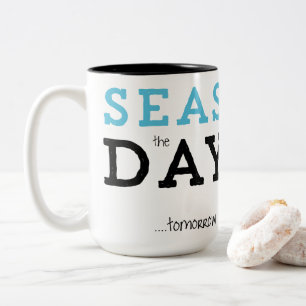 Mers la tasse de café de jour