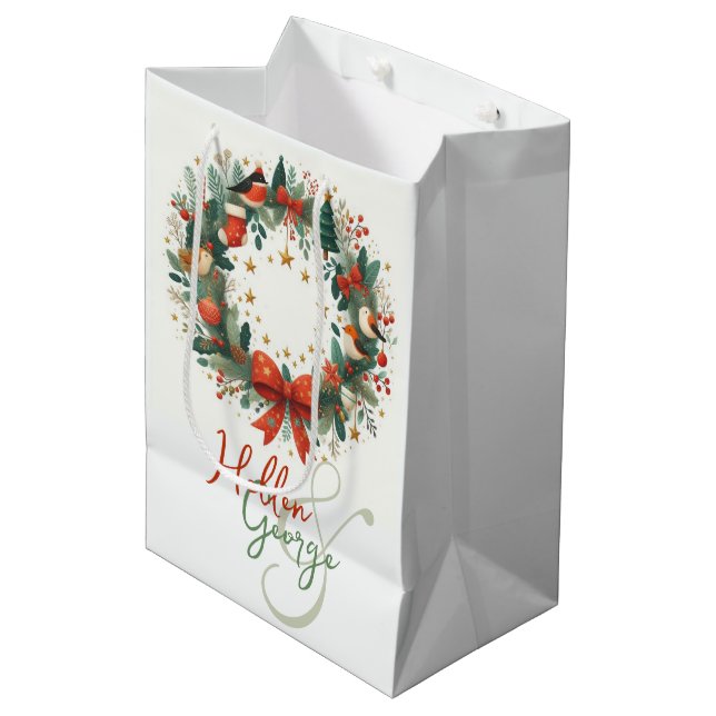 Mery Christmas Cones Mistletoe Personalisiert Mittlere Geschenktüte (Vorderseite Schrägansicht)