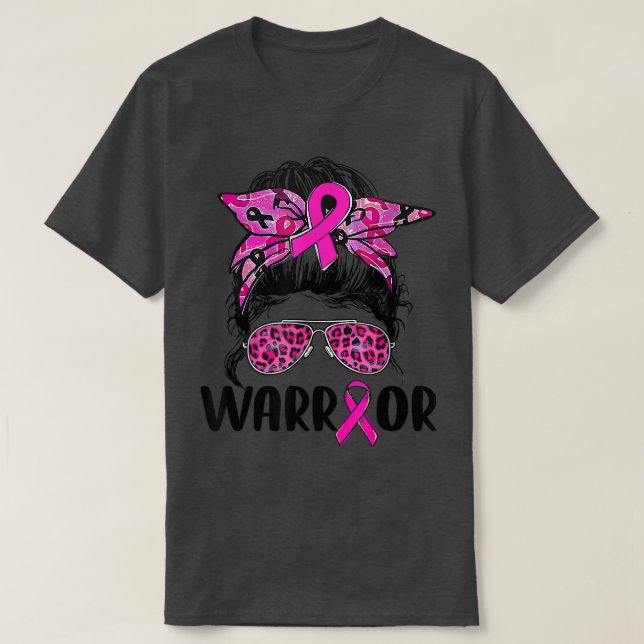 Messy-Brillen tragen rosa Krieger-Brustkrebs T-Shirt (Design vorne)