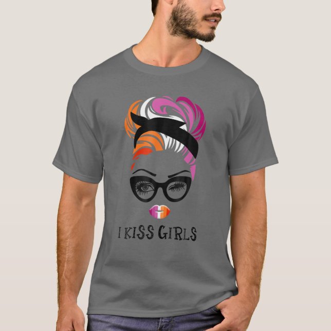 Messy Bun Hair I Kiss Girls Mama LGBT Lesbian Rain T-Shirt (Vorderseite)