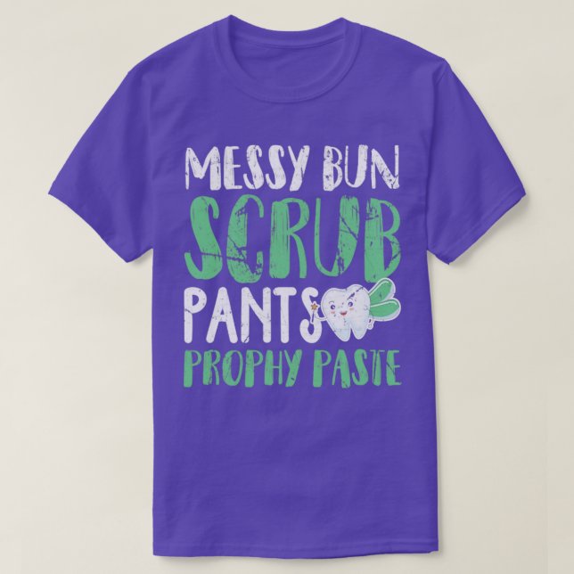Messy Bun Scrub Pants und Prophet Paste T-Shirt (Design vorne)