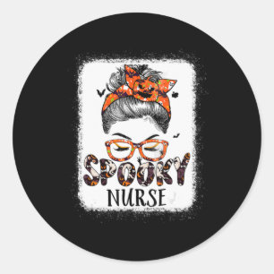 Messy Bun Spooky Nurse Women Pumpkin Halloween Bat Runder Aufkleber