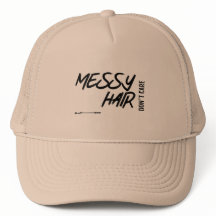 MESSY HAIR NE S'OCCUPE PAS DU CASQUETTE DE BASEBAL
