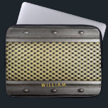 Metallarme Typ Laptopschutzhülle<br><div class="desc">Ein cooler, rauer Industriestil für Typ, Männer. Graue Imitate Stahl und Gold aussehen Metall und Nieten. Personalisieren und fügen Sie Ihren Namen, hellgraue Buchstaben.</div>
