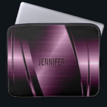 Metalldunkel Lila gebürstetes Aluminium-Look Laptopschutzhülle<br><div class="desc">Dunkle lila metallische Design gebürstete Aluminium-Look mit anpassbarem Monogramm Dies ist kein Metall,  sondern Bild,  das metallisch aussieht.</div>