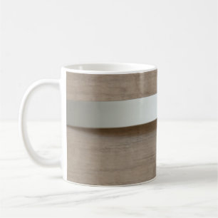 Metallgebogene Platte mit Holzoberfläche dahinter Kaffeetasse
