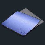 Metallic Blue Brushed Aluminium Look Monogram Laptopschutzhülle<br><div class="desc">Elegante metallische blaue Farbtöne,  einfache bürstenbehaftete Aluminium-Textur Look Ärmel Design. Benutzerdefiniert und optional Monogramm/Name. Dieses Design ist auf anderen Produkten erhältlich. Es gibt verschiedene Farbtöne und jede Farbe kann per E-Mail angefordert werden.</div>