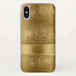 Metallic Gold & Gold Floral Paisley Muster Case-Mate iPhone Hülle<br><div class="desc">Gold metallische Imitate gebürsteten Aluminium Hintergrund mit elegantem goldgelben Paisley Muster. Elegantes mädchenes Design. Optionales Monogramm mit Imitat Gold Bar.</div>