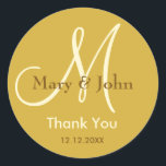 Metallic Gold Vielen Dank für Ihr Hochzeitsticker Runder Aufkleber<br><div class="desc">Initial Sticker mit Braut und Bräutigam Namen, Datum der Hochzeit und ein Dankeschön an Sie, um Ihre Dankbarkeit an Ihrem Hochzeitstag oder jedem besondere Anlass zum Ausdruck zu bringen. Dieser Monogramm Hochzeitsaufkleber ist in Metallic Gold Farbhintergrund.Weitere Farben sind für Sie erhältlich. Sie können auch die Farbe und den Schriftart anpassen,...</div>