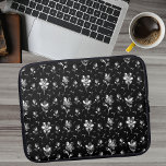 Metallische Blume Schwarz-Silber-Blütenmuster Laptopschutzhülle<br><div class="desc">Dieser Laptop-Ärmel weist metallische Blume und Blätter auf,  die auf dem schwarzen Hintergrund Pop machen. Erstellt mit A.I.</div>