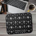 Metallische Blume Schwarz, Silberflorenname Laptopschutzhülle<br><div class="desc">Diese personalisierte Notebook-Hülle bietet metallische Blume und Blätter,  die Pop auf dem schwarzen Hintergrund. Die Perlen wie Perlen machen dies zu einem einzigartigen modernen Design,  das eine Aussage macht. Um den Namen zu ändern,  klicken Sie auf die Schaltfläche Personalisieren. A.I. wird in diesem Design verwendet.</div>