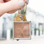 Metallische Rose Gold Glitzer Personalisiert Schlüsselanhänger<br><div class="desc">Einfach personalisieren Sie diese Rose goldgebürstetes Metall und glamouröse Imitate Glitzer gemusterten Schlüsselanhänger mit Ihrem eigenen individuelle Name.</div>