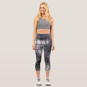 Metallische schwarze Schlangenhaut: Elegante Textu Capri Leggings