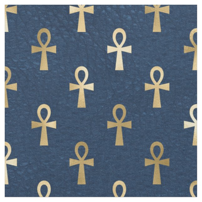 Metallischer ägyptischer Ankh auf Navy Blue Stoff (Nahaufnahme)