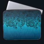 Metallischer blauer Hintergrund mit schwarzer Pais Laptopschutzhülle<br><div class="desc">Eleganter metallischer Aquablau,  gebürstetes Aluminium Hintergrund mit schwarzem Blumenpaisley Spitze.</div>