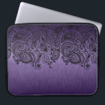Metallischer Lila Hintergrund und Schwarz-Paisley- Laptopschutzhülle<br><div class="desc">Eleganter metallischer,  lila,  gebürsteter Aluminium-Hintergrund mit schwarzem Blumenpaisley-Spitz.</div>