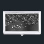 Metallischer Schwarzer Glitzer Personalisiert Visitenkarten Dose<br><div class="desc">Dieses schwarz gebürstete Metall und glamouröse Imitate Glitzer gemusterte Visitenkartengehäuse mit Ihrem eigenen individuelle Name.</div>