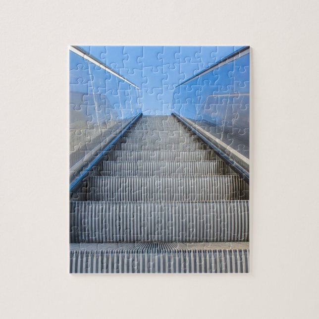Metallrolltreppe draußen mit blauem sky.JPG (Vertikal)