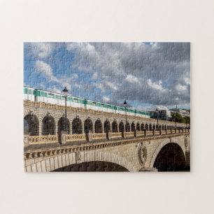 Metro überquert Bercy-Brücke - Paris, Frankreich