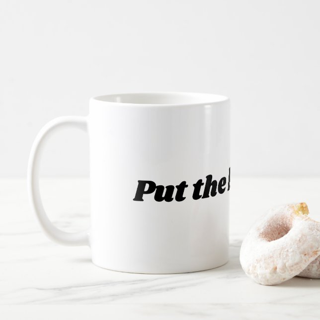 "Mettez la bouilloire sur" la tasse pour le thé ou (Avec donut)