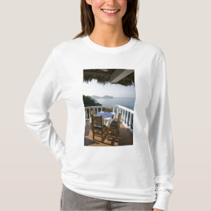 Mexico, Guerrero, Zihuatanejo. Cafétisch darüber T-Shirt