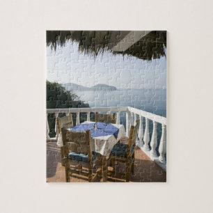Mexico, Guerrero, Zihuatanejo. Cafétisch über