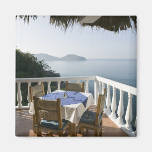 Mexico, Guerrero, Zihuatanejo. Cafétisch über Magnet