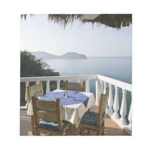 Mexico, Guerrero, Zihuatanejo. Cafétisch über Notizblock
