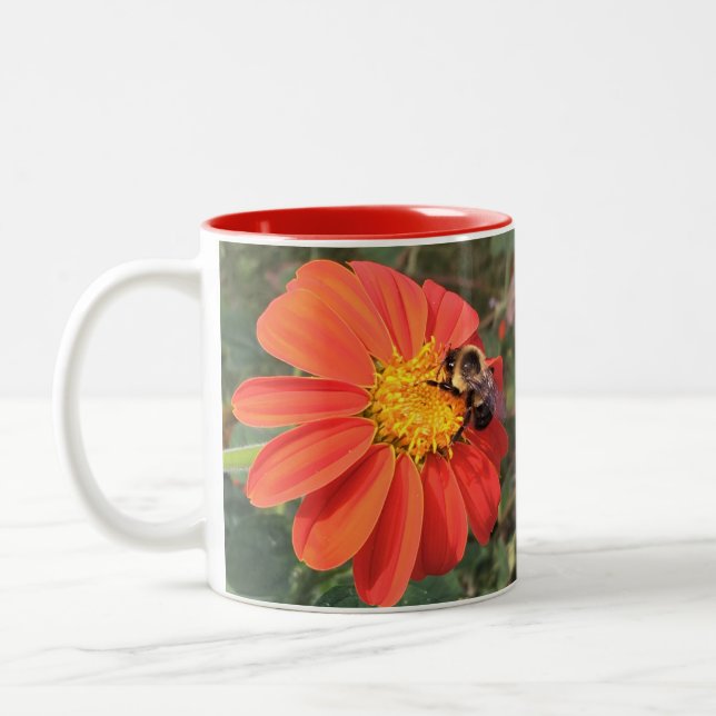 Mexikanische Sonnenblume und Biene Zweifarbige Tasse (Links)