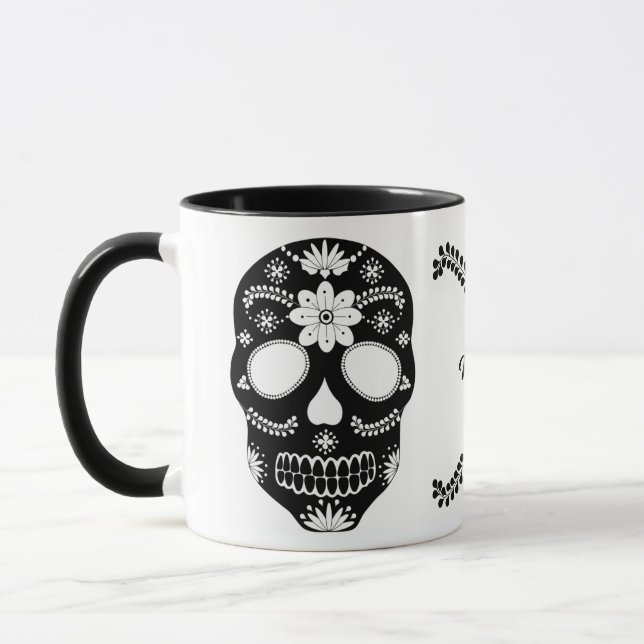 Mexikanischer Zuckerschädel Schwarz-Weiß mit Name  Tasse (Links)