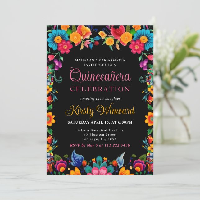 Mexikanisches Fiesta-Flora-Schwarzes Quinceanera Einladung (Stehend Vorderseite)