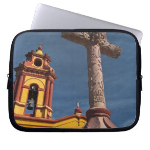 Mexiko, Bernal. Aussicht auf Iglesia de San Sebast Laptopschutzhülle