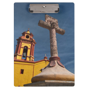 Mexiko, Bernal. Blick auf Iglesia de San Sebastian Klemmbrett