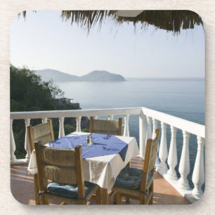Mexiko, Guerrero, Zihuatanejo. Café Table over Getränkeuntersetzer