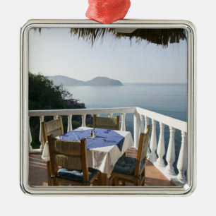 Mexiko, Guerrero, Zihuatanejo. Café Table over Ornament Aus Metall