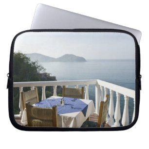 Mexiko, Guerrero, Zihuatanejo. Cafétisch über Laptopschutzhülle